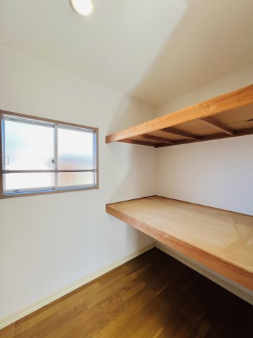 桐生市菱町2丁目の収納|8帖洋室には大容量収納スペース♪