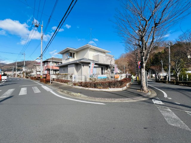 桐生市菱町2丁目の前面道路含む現地写真|閑静な住宅地