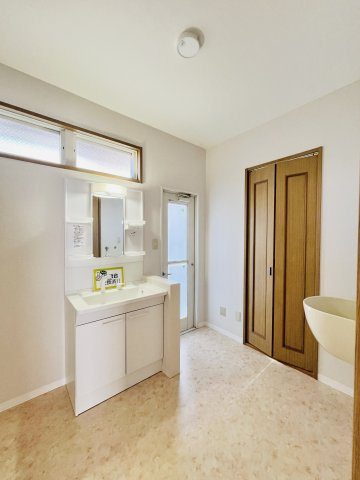 桐生市菱町2丁目の独立洗面台|朝の準備もスムーズにできる広々とした洗面脱衣所◎