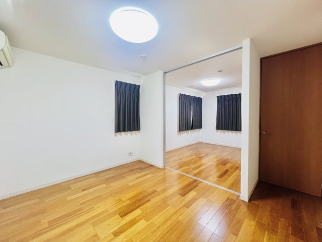 高崎市三ツ寺町の洋室|２部屋から行き来できる洋室◎