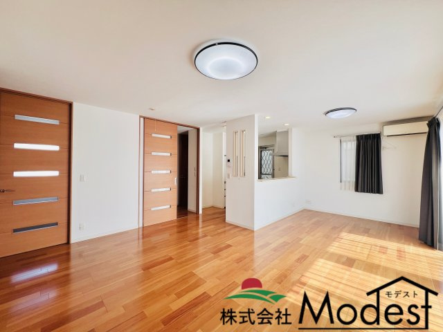 高崎市三ツ寺町の居間・リビング|家具の配置も考えやすいLDKは、ご家族も自然と集まる空間◎