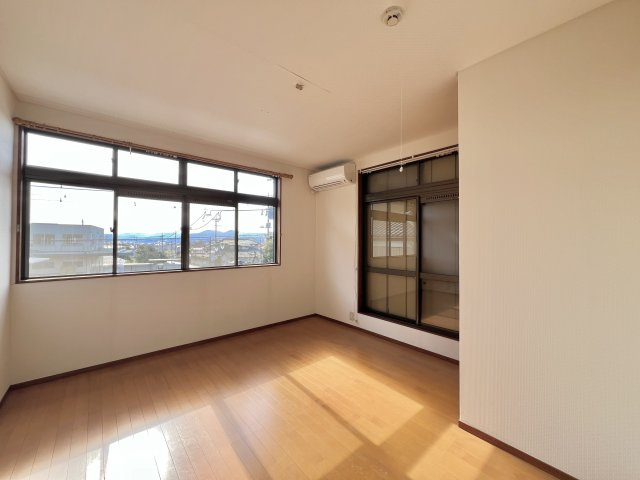 高崎市中里町の洋室|バルコニーへも行き来できる洋室◎