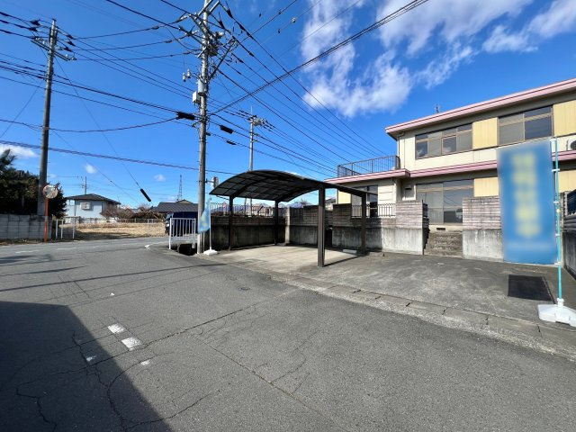 高崎市中里町の前面道路含む現地写真|間口も広く駐車も楽々♪