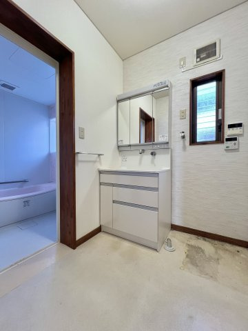 高崎市中里町の独立洗面台|朝のお支度も余裕が持てる広々洗面脱衣所。