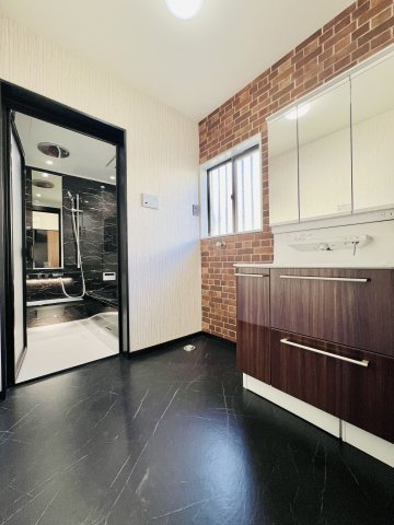 高崎市井野町の独立洗面台|洗練されたデザインの洗面台で朝の準備も快適に♪