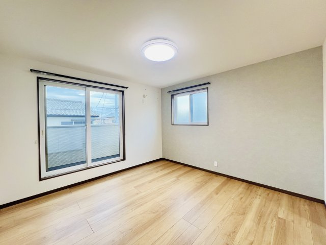 高崎市新町の洋室|8帖の洋室は大きいベッドを設置してもゆとりのある空間♪
WIC＋納戸付き