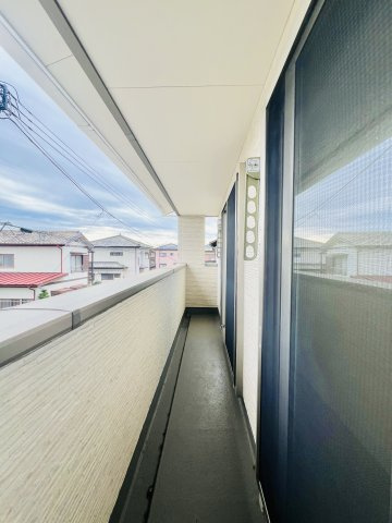 高崎市新町のバルコニー|洗濯物を干すのも便利な横長のベランダ◎