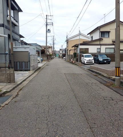 新潟市中央区関屋田町3丁目の前面道路含む現地写真