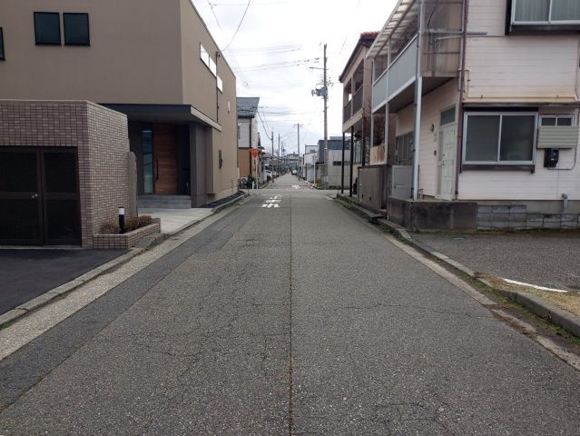 新潟市中央区関屋田町3丁目の前面道路含む現地写真