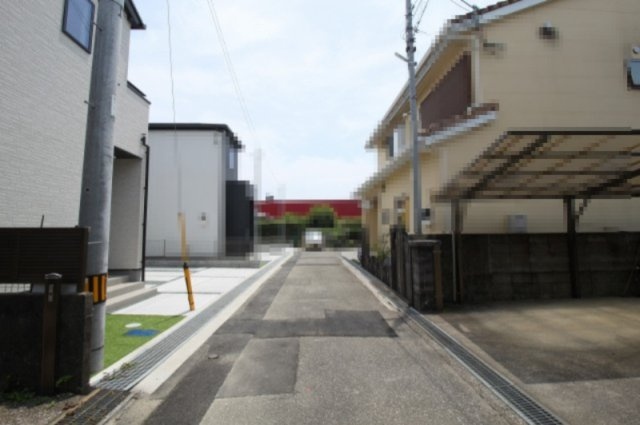 東城山町　新築戸建　1号棟（全3区画）の前面道路含む現地写真|前面道路　西側　幅4.0ｍ　私道　接面9.5ｍ　位置指定有