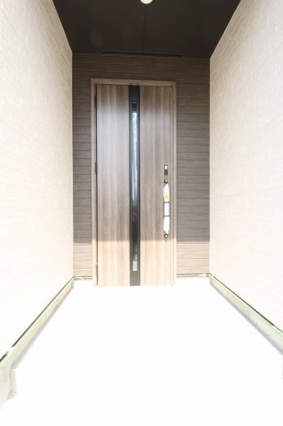 東城山町　新築戸建　1号棟（全3区画）の玄関