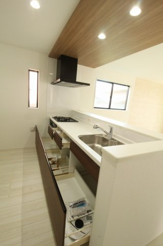 東城山町　新築戸建　1号棟（全3区画）のキッチン|収納