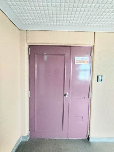 真締川ハイツの玄関