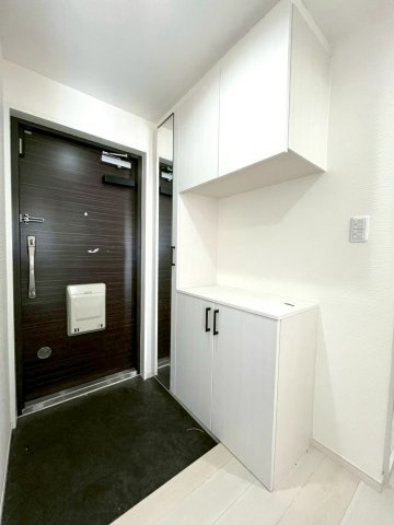 【ReDream】ライオンズマンション淀リバーサイドの玄関|玄関には家族の靴がたっぷり入るシューズクローゼットをご用意！玄関はいつでもスッキリと保つことができます。