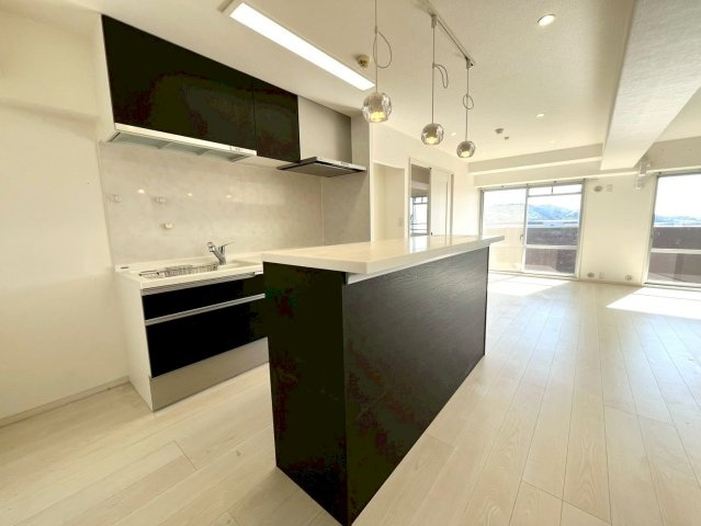 【ReDream】ライオンズマンション淀リバーサイドのキッチン|小廻りが利く壁付けキッチン！カウンターもついておりお料理スペースも確保◎