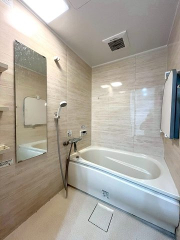 【ReDream】ライオンズマンション淀リバーサイドの浴室|ゆったり広々した浴室！お子様とワイワイ入浴を楽しんだり、一人でまったり寛ぐこともできます！