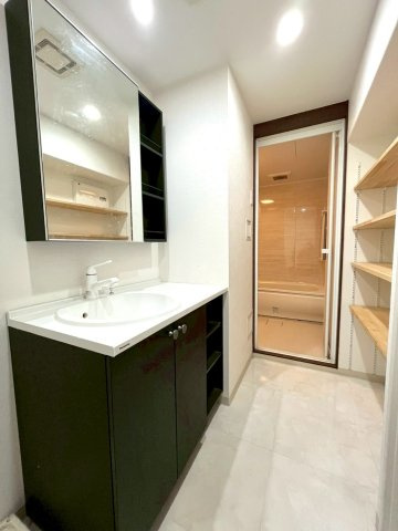 【ReDream】ライオンズマンション淀リバーサイドの独立洗面台|洗面所には棚が装備されており洗剤やシャンプー・またはタオルなどの日用品が収納可能です！