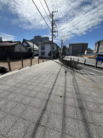 土地　伊吹町1丁目の前面道路含む現地写真|西側歩道　北から