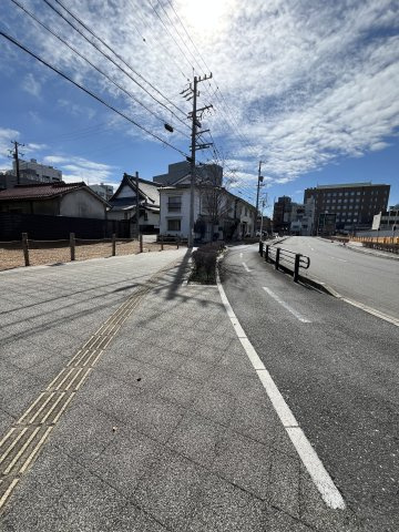 土地　伊吹町1丁目の前面道路含む現地写真|西側歩道と道路