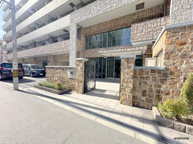 レオンコンフォート難波　仲介手数料無料のエントランス