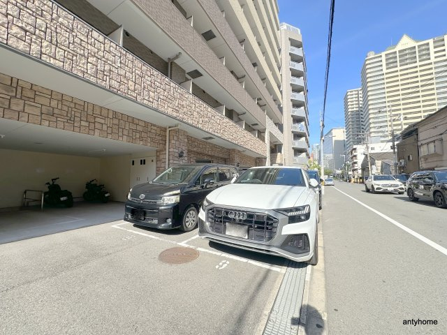 レオンコンフォート難波　仲介手数料無料の駐車場