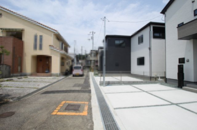 東城山町　新築戸建　2号棟（全3区画）の前面道路含む現地写真|前面道路　西側　幅4.0ｍ　私道　接面9.5ｍ　位置指定有