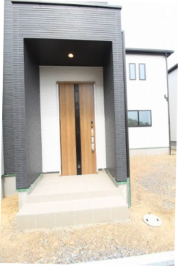 東城山町　新築戸建　2号棟（全3区画）の玄関