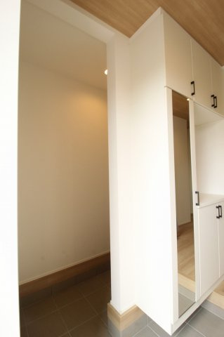 東城山町　新築戸建　2号棟（全3区画）の収納|シューズインクローク