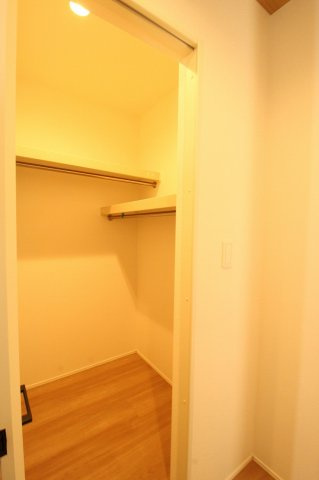 東城山町　新築戸建　2号棟（全3区画）の収納|1Ｆ　ホール　ファミリークローゼット　