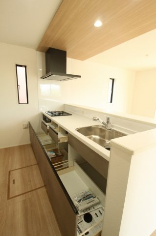 東城山町　新築戸建　2号棟（全3区画）のキッチン|収納