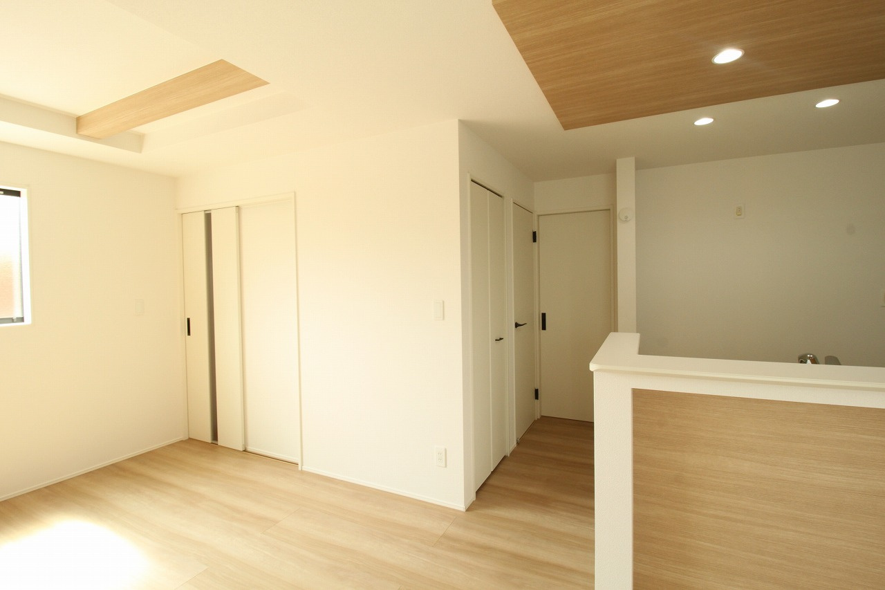 東城山町　新築戸建　2号棟（全3区画）の居間・リビング|ＬＤＫ　18.0帖　ドアは3か所（ホールから2ヶ所、脱衣場）どこからでも行き来がしやすい設計です！