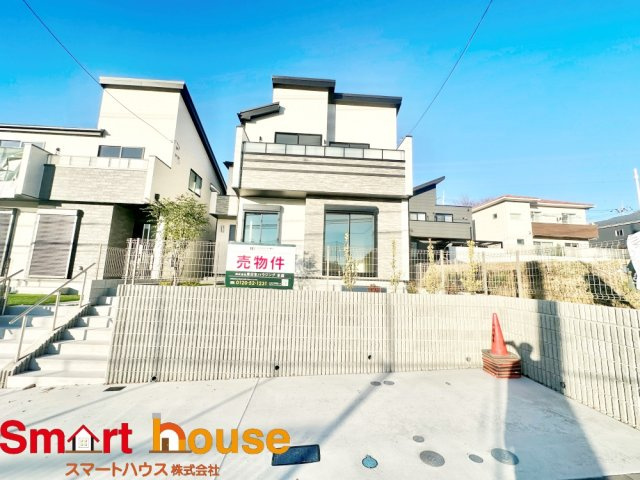 横浜市青葉区荏田西　新築全3棟の外観|外壁が周囲の街並みと青空に生えるお洒落な仕上がり！周囲には高い建物のないエリア。青い空が大きく感じますね。
