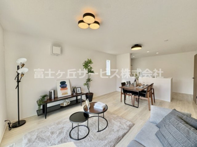 【居間・リビング】 | 豊橋市松井町 2期 新築一戸建て 3号棟 | 居間です