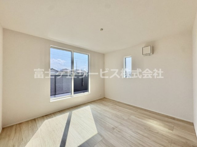 【寝室】 | 豊橋市松井町 2期 新築一戸建て 3号棟 | 落ち着いて過ごせるお部屋なので、寝室にいかがでしょうか