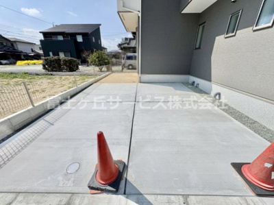 【駐車場】 | 豊橋市松井町 2期 新築一戸建て 3号棟 | 駐車場があるので、車を買う予定の方も安心です