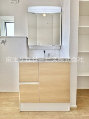 【独立洗面台】 | 豊橋市松井町 2期 新築一戸建て 4号棟 | 独立洗面台あり、毎朝おしゃれに忙しい女性の方におすすめです