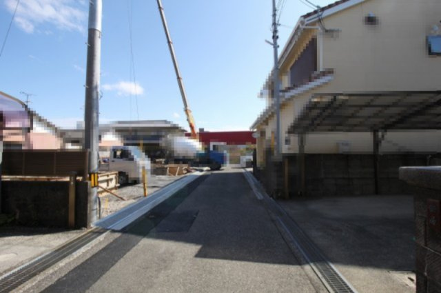 東城山町　新築戸建　3号棟（全3区画）の前面道路含む現地写真|前面道路　西側　幅4.0ｍ　私道　接面7.8ｍ　位置指定有