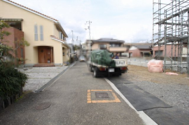 東城山町　新築戸建　3号棟（全3区画）の前面道路含む現地写真