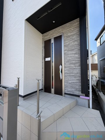 厚木市愛名　新築戸建　全3棟2号棟の玄関