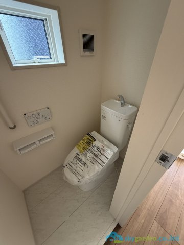 厚木市愛名　新築戸建　全3棟2号棟のトイレ