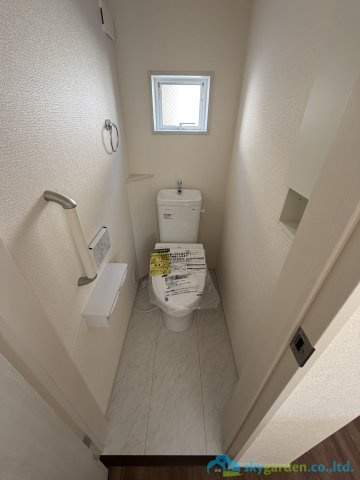 厚木市愛名　新築戸建　全3棟2号棟のトイレ