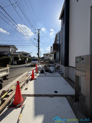 厚木市愛名　新築戸建　全3棟2号棟の駐車場