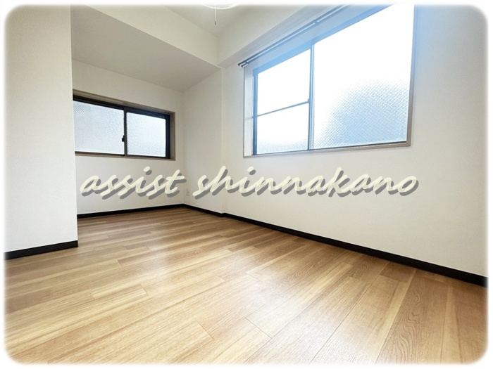 虹信ビル（ホンシンビル）の居間・リビング