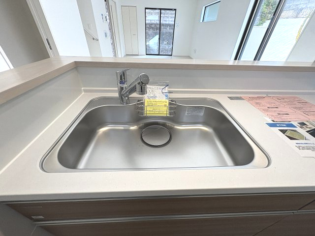 【キッチン】 | 福岡市南区曰佐1丁目2期　1号棟（全2棟）【仲介手数料無料・0円】 | 施工例。施工例は完成時と異なる場合があります。