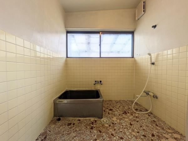 上田町3丁目　戸建ての浴室|窓付きで明るい空間が広がるバスルームです。床は独特のパターンで個性的な印象を与えます。壁のタイル仕上げも特徴的です。