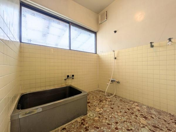 上田町3丁目　戸建ての浴室|窓からの採光がしっかりと確保されています。広々としたバス空間が特徴です。タイル張りの床と壁がレトロな雰囲気を演出しています。壁付けのシャワーも設置されています。