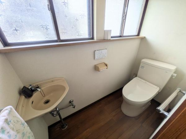 上田町3丁目　戸建てのトイレ|窓があり自然光が差し込む明るいトイレです。独立した手洗いスペースが設けられており快適にご使用いただけます。床は木目調で落ち着いた雰囲気となっております。