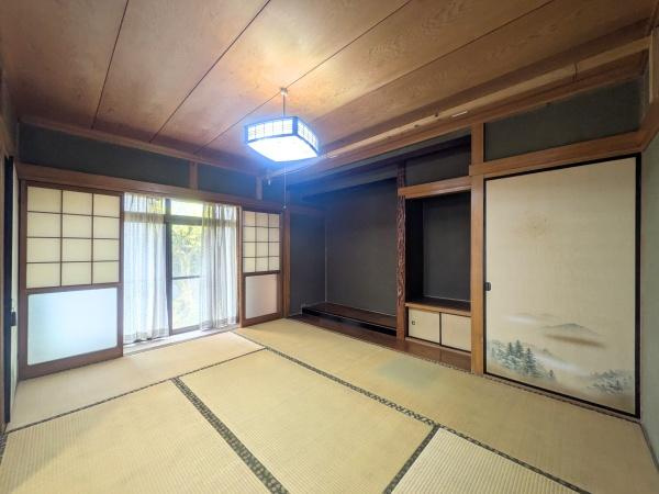 上田町3丁目　戸建ての和室|障子から差し込む自然光が室内をやさしく照らします。収納スペースがあり整理も便利です。広々とした畳敷きでリラックスできます。