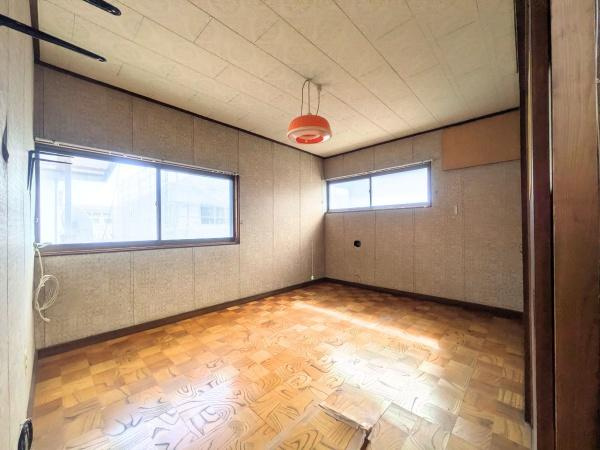 上田町3丁目　戸建ての洋室|大きな窓が二面にあり室内に心地良い光が差し込みます。床は木目調で明るく落ち着いた雰囲気が魅力です。天井照明もアクセントになっています。