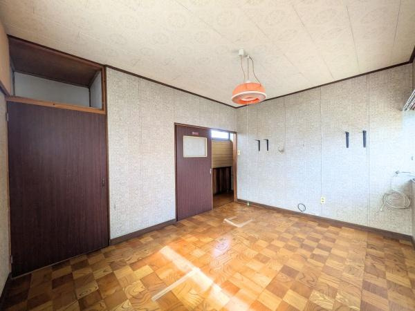 上田町3丁目　戸建ての洋室|明るい光が差し込む洋室です。床の木目が印象的で落ち着いた雰囲気を感じられます。収納スペースも備わっており使い勝手の良い空間です。壁面にはフックがあり利便性も考えられています。